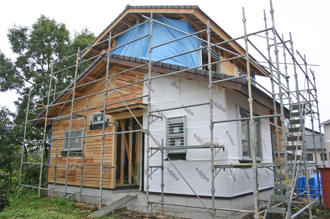 自然素材のもくせい工舎・無垢の木と漆喰の家の工事中外観例