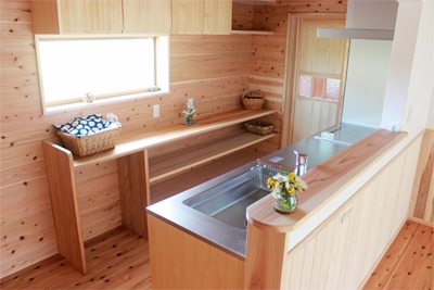 天然木無垢の木の自然素材の家のキッチン