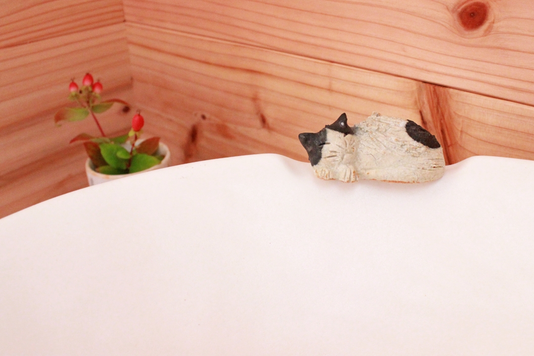 無垢の木と漆喰で建てるもくせい工舎の自然素材の家・蛎瀬・猫の手洗い鉢