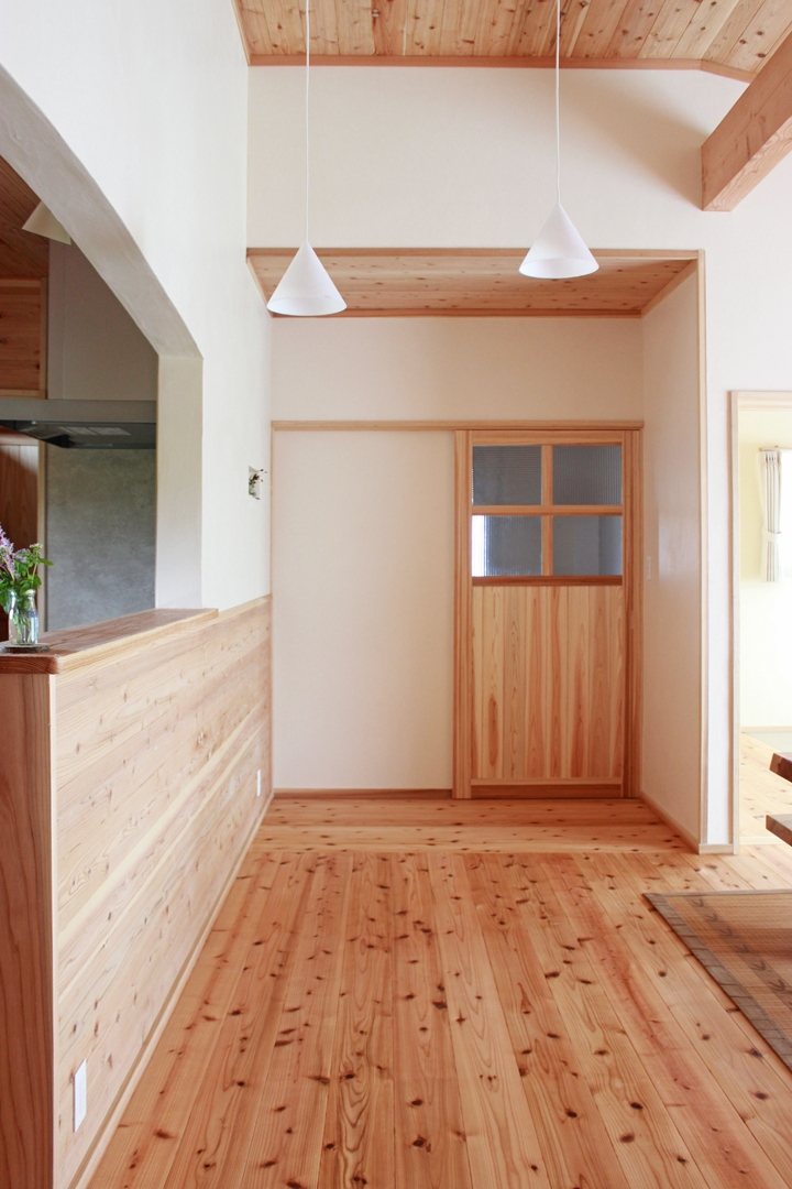 無垢の木と漆喰で建てるもくせい工舎の自然素材の家内観