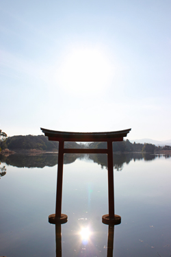 2016_三角池。鳥居に水面の太陽