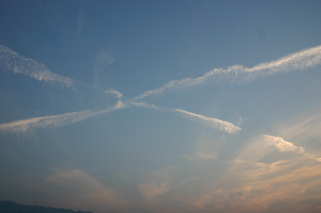交差する飛行機雲