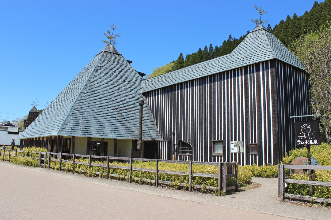 202304_ラムネ温泉の待合美術館棟を見る