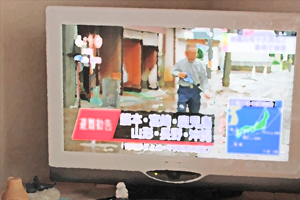 災害を伝えるTV