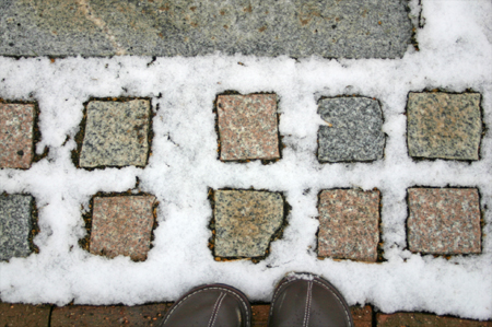 雪と石畳の模様