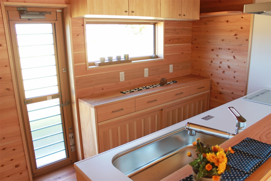 無垢の木と漆喰で建てるもくせい工舎の自然素材の家・キッチン