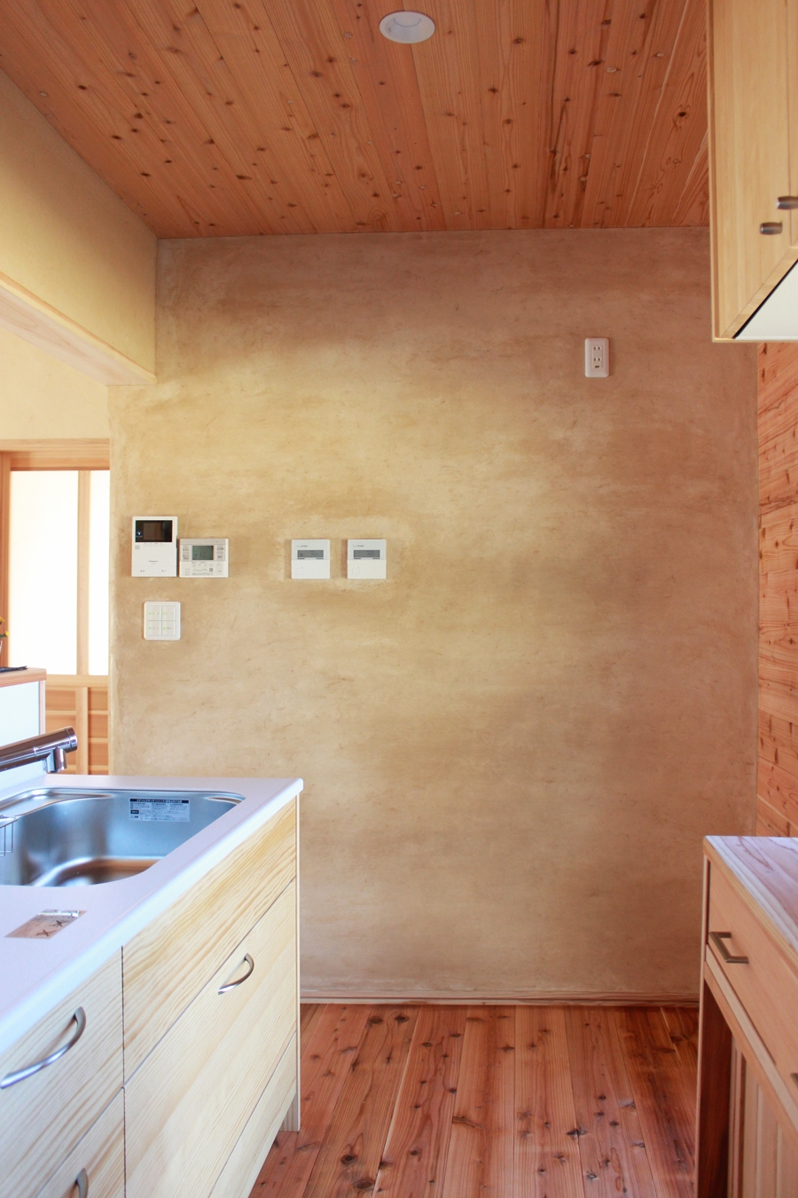 無垢の木と漆喰で建てるもくせい工舎の自然素材の家・キッチン