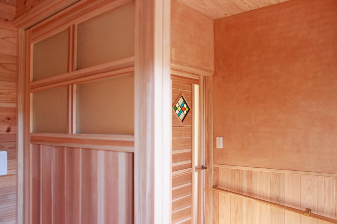 無垢の木と漆喰で建てるもくせい工舎の自然素材の家・玄関ホール